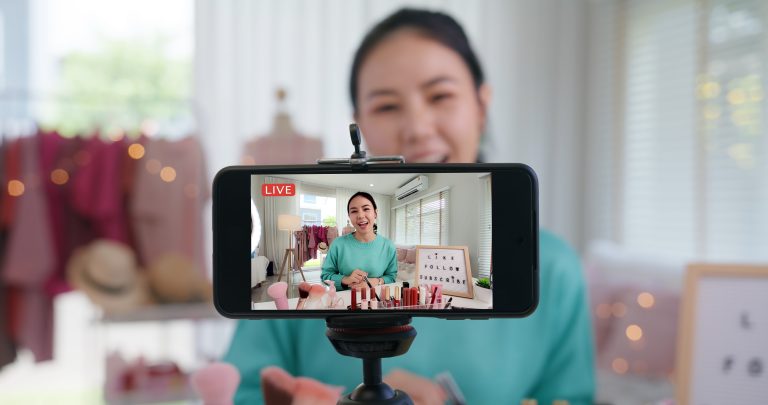 TikTok oglasi - optimizacija: nastavljanje ciljev, ciljanje občinstev, ustvarjalnost, sodelovanje z vplivneži in spremljanje uspešnosti.